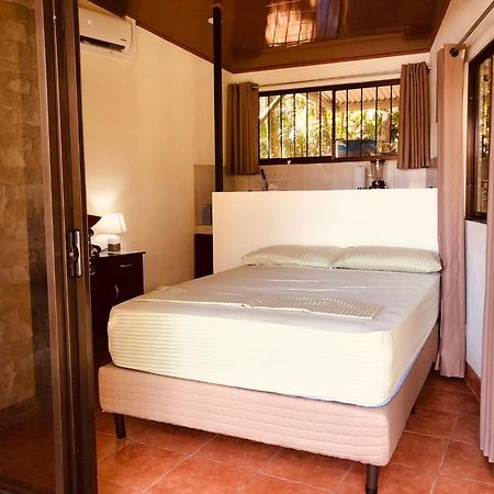 Casa Encantada Offers You Two-Bedroom House, 1 Tiny Apartment & 3 Double Rooms Manuel Antonio Esterno foto
