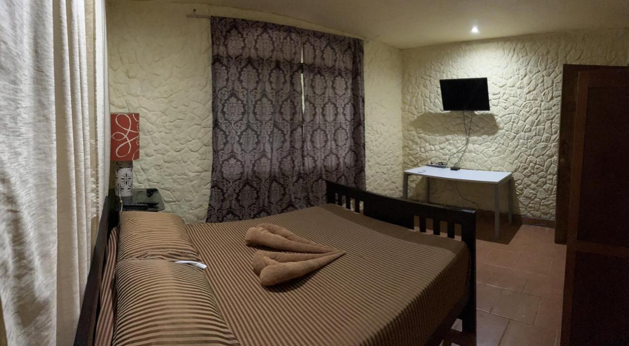 Casa Encantada Offers You Two-Bedroom House, 1 Tiny Apartment & 3 Double Rooms Manuel Antonio Esterno foto