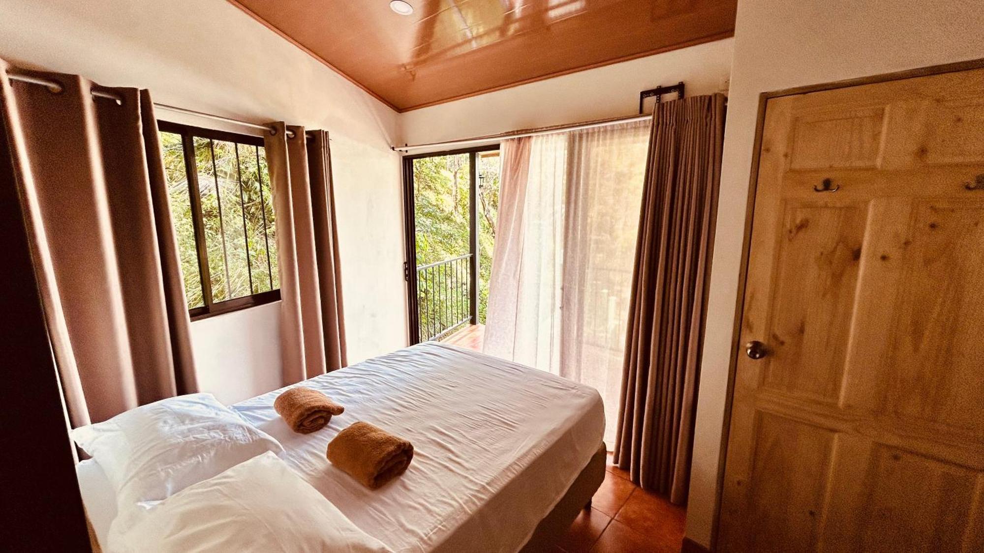 Casa Encantada Offers You Two-Bedroom House, 1 Tiny Apartment & 3 Double Rooms Manuel Antonio Esterno foto