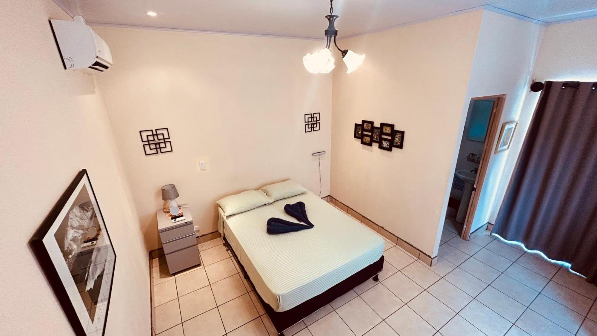 Casa Encantada Offers You Two-Bedroom House, 1 Tiny Apartment & 3 Double Rooms Manuel Antonio Esterno foto