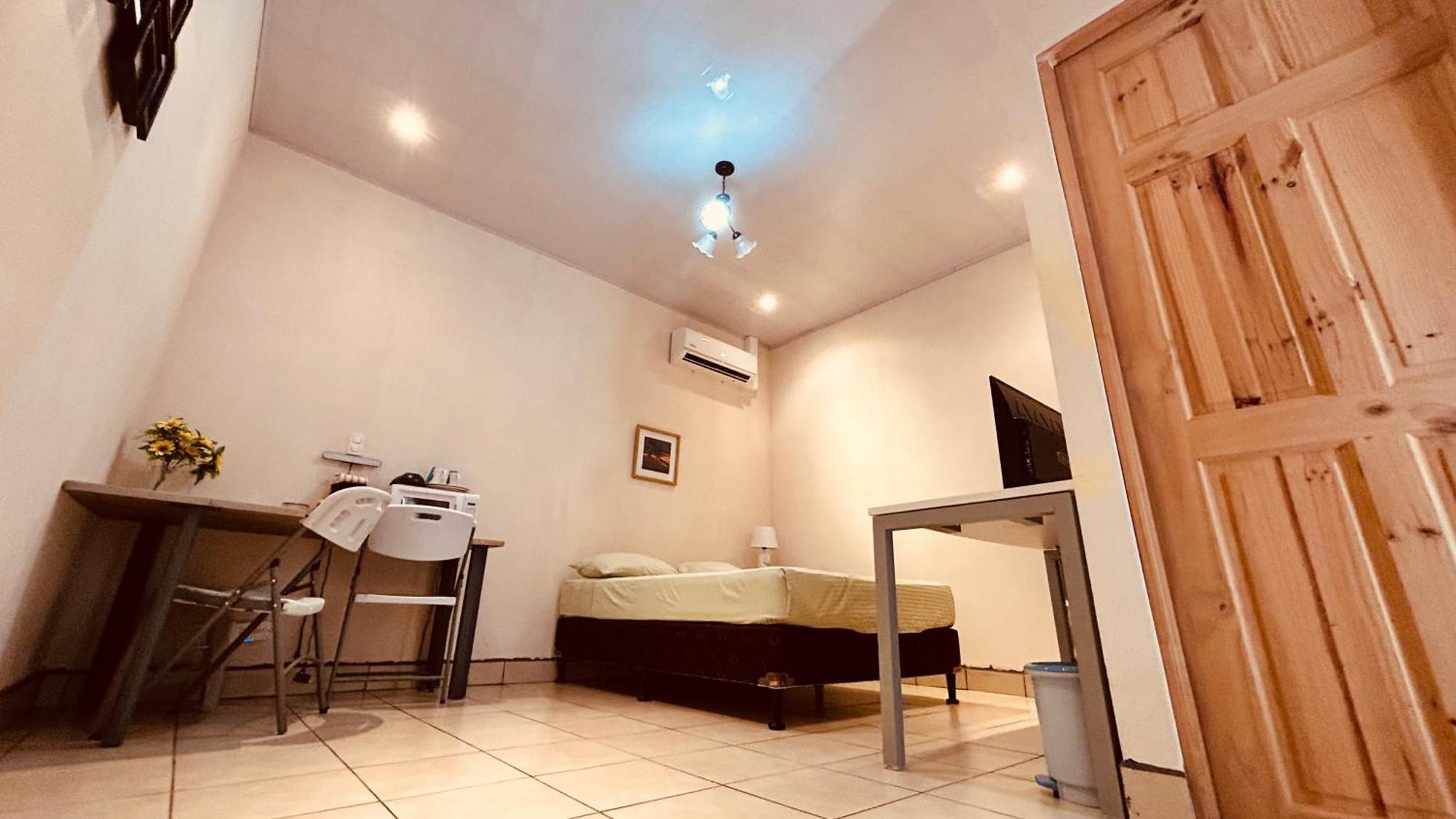 Casa Encantada Offers You Two-Bedroom House, 1 Tiny Apartment & 3 Double Rooms Manuel Antonio Esterno foto