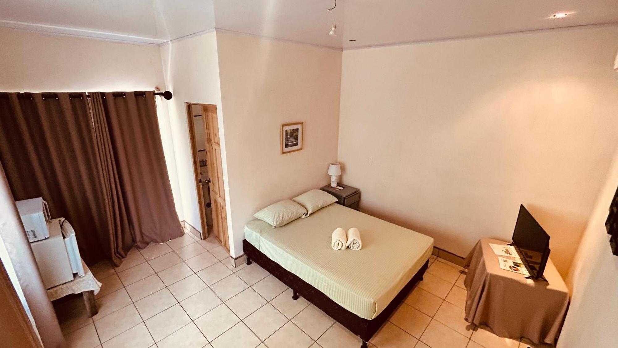 Casa Encantada Offers You Two-Bedroom House, 1 Tiny Apartment & 3 Double Rooms Manuel Antonio Esterno foto